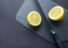 正在切柠檬的水果刀图片