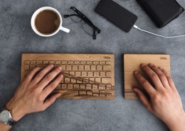 桌上的木制键盘图片