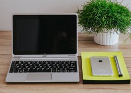 木桌上的电脑和手机图片