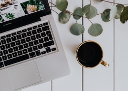 磨制咖啡与苹果电脑的图片