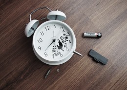 圆形机械小闹钟图片