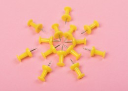 五颜六色的图钉图片