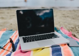 沙滩上的电脑和手机的图片