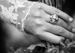 手指上的戒指图片