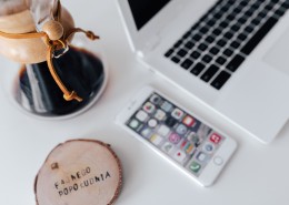 白色笔记本摆放在桌面上的图片