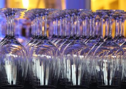 透明的空酒杯图片大全