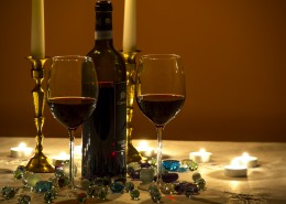 透明的红酒杯图片