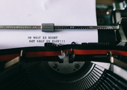 复古打字机的特写图片