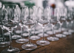 玻璃空酒杯的特写图片