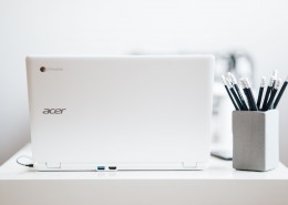 白色笔记本和智能手机的摆放图片大全