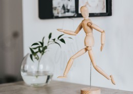 摆着各种姿势的木质模型图片