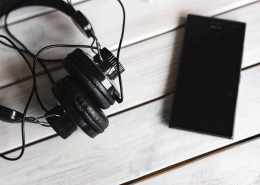 黑色耳机的摆放图片