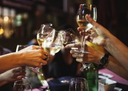 玻璃酒杯的特写图片大全