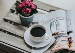 桌上的小粉花和一些物品的图片大全