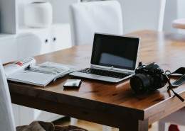 放在桌上的银色笔记本图片