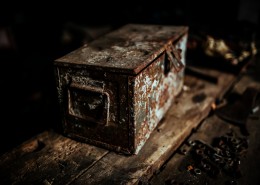 车间里的旧箱子图片大全