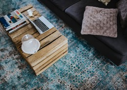 苹果笔记本电脑放在木桌上的图片