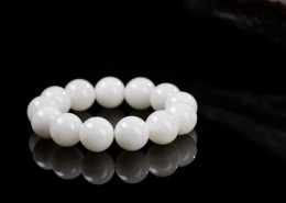 白色的珍珠手链图片