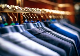 挂在衣架上的衣服图片