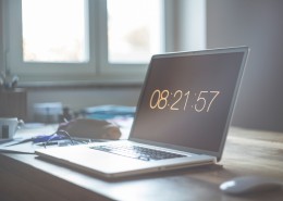 屏幕上显示着时间的电脑图片