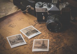 放在一起的相机和地图图片