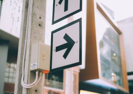 指引路人的指示牌图片