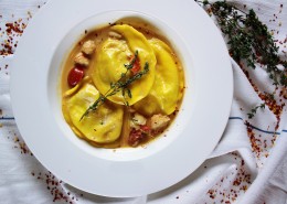 放有美食的白色西餐盘图片