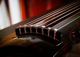 优雅的古琴图片