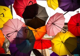 颜色各异的雨伞图片大全