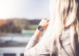 戴在手腕上的机械手表图片