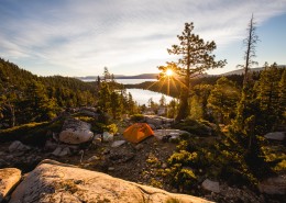 野外搭建的帐篷图片