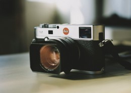 放在桌上的相机特写图片