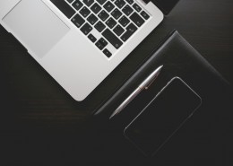 办公桌物品摆放的图片