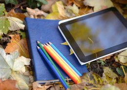 笔记本、彩色铅笔和平板电脑图片