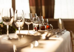 摆在餐桌上的红酒杯图片