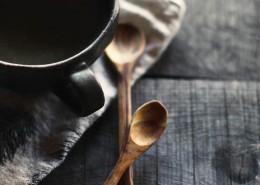 摆放在餐桌上的餐具图片