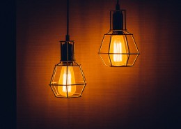 泛着柔光的灯泡图片