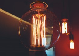 泛着柔光的灯泡图片大全