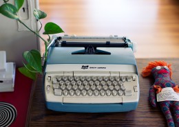 老式古董打字机图片