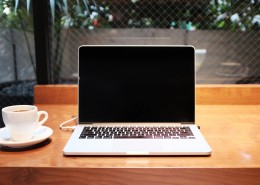 桌子上打开的笔记本电脑图片