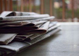 供人阅读的报纸图片