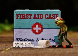 医药箱和卡通小人图片