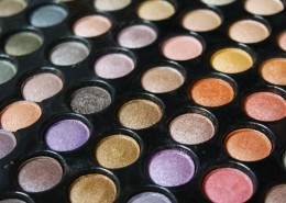 五颜六色的眼影图片