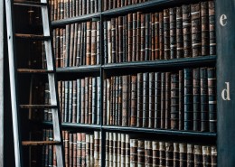 整齐的书架图片