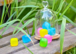 手里的彩色冰块图片大全