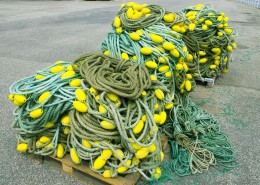 凌乱堆积的渔网图片