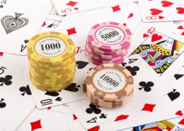 扑克和彩色筹码图片