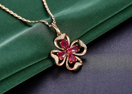 精美的红宝石项链图片