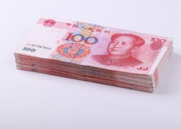 红色流通的人民币图片