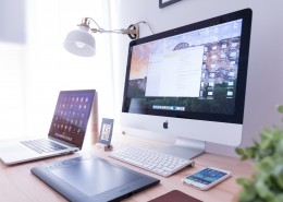 有电脑的整洁办公桌桌面图片